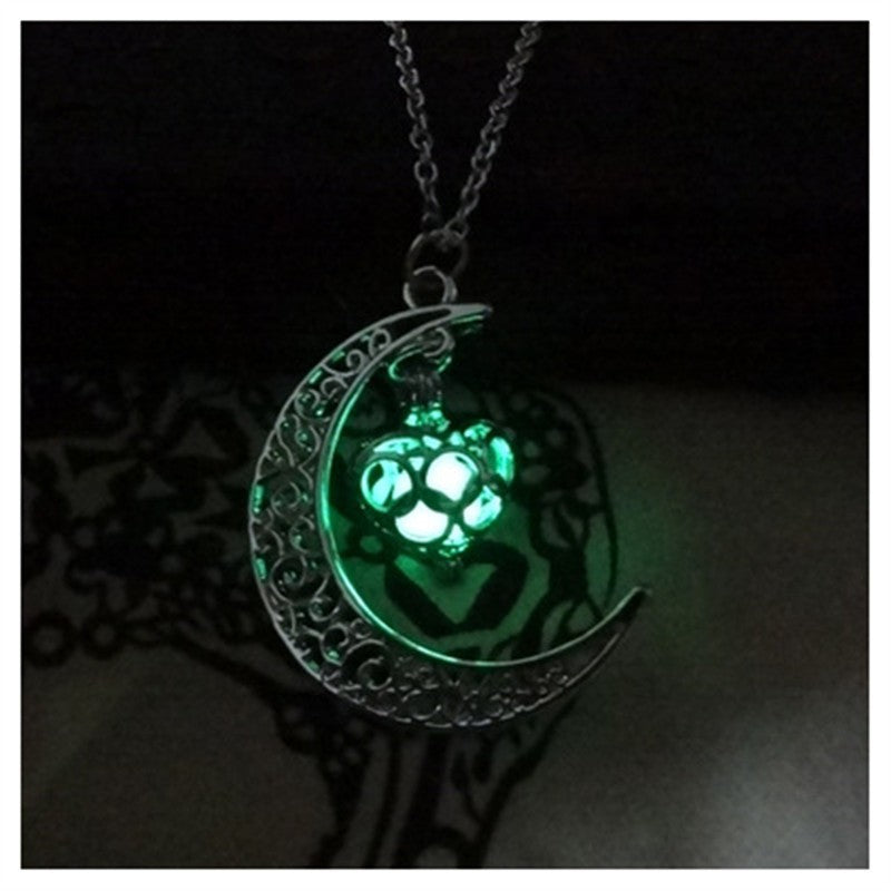 Glowing Pendant Necklace – Silver-Plated Chain Jewelry for Women