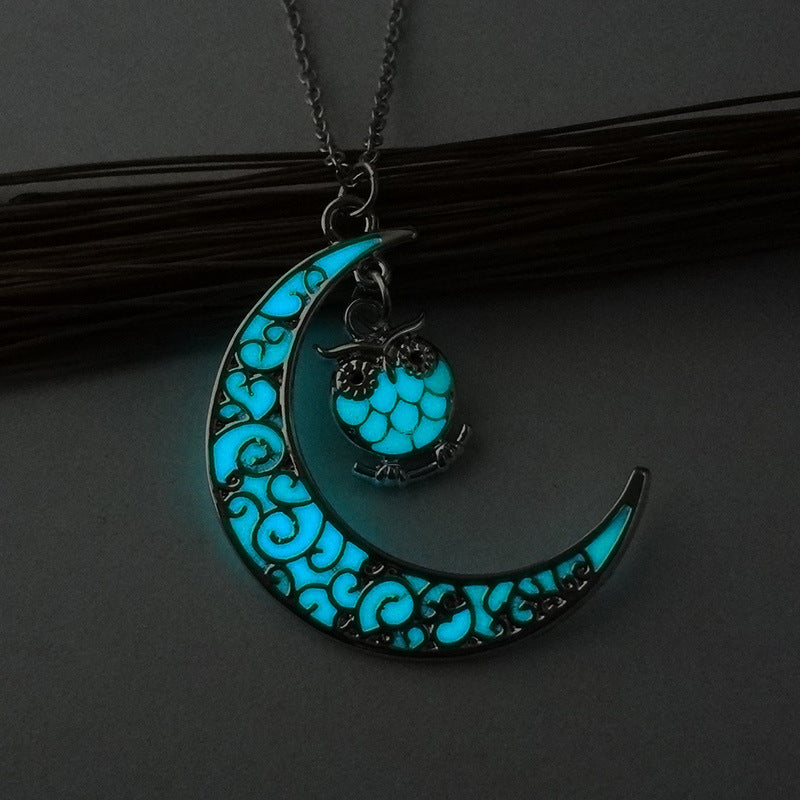 Glowing Pendant Necklace – Silver-Plated Chain Jewelry for Women