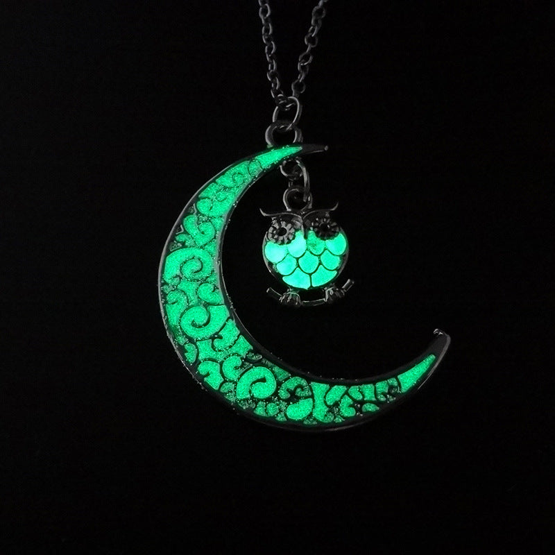 Glowing Pendant Necklace – Silver-Plated Chain Jewelry for Women