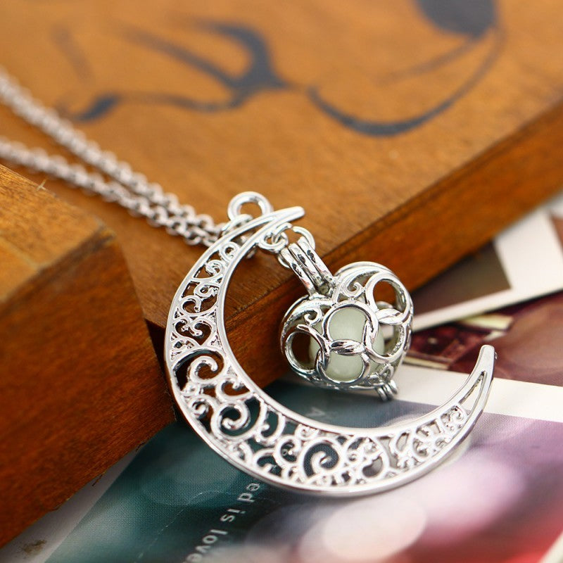 Glowing Pendant Necklace – Silver-Plated Chain Jewelry for Women