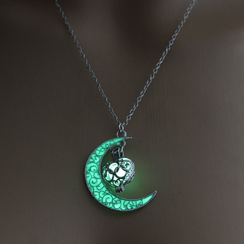 Glowing Pendant Necklace – Silver-Plated Chain Jewelry for Women